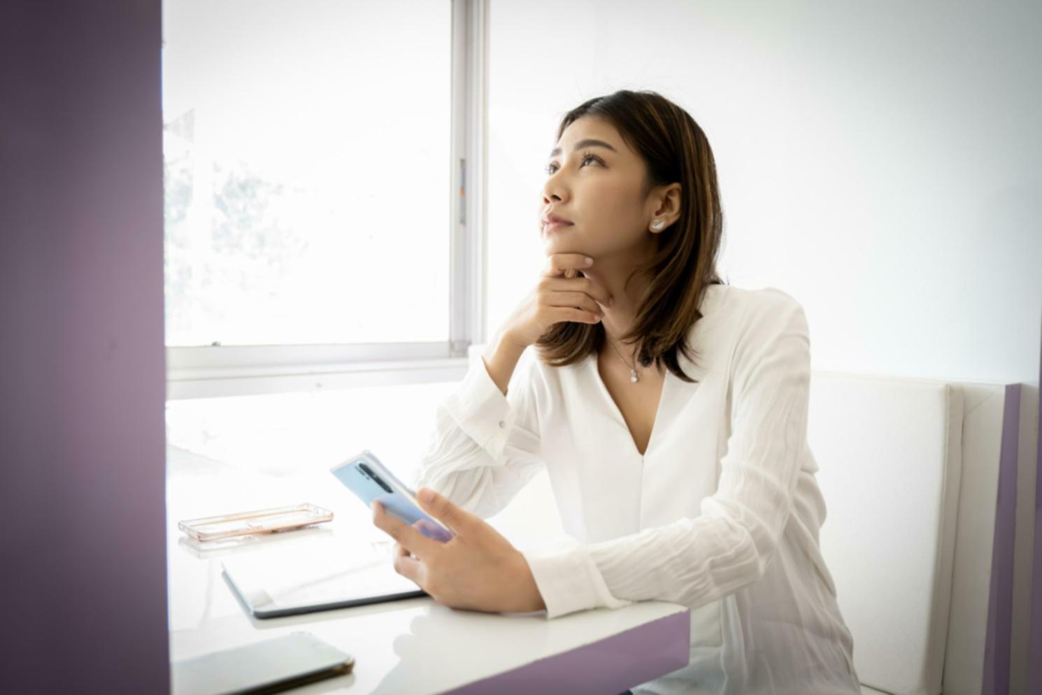 Espace de travail collaboratif avec documentation de stratégie entrepreneuriale